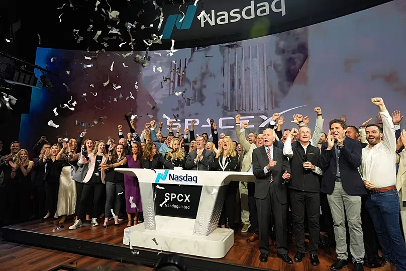 SpaceX, tarihin en büyük halka arzının ardından Nasdaq'ta işlem görmeye başladı